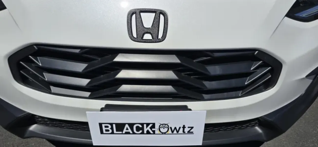 2023-26 Honda HR-V gloss black 3D "H" and HR-V 3D overlays.