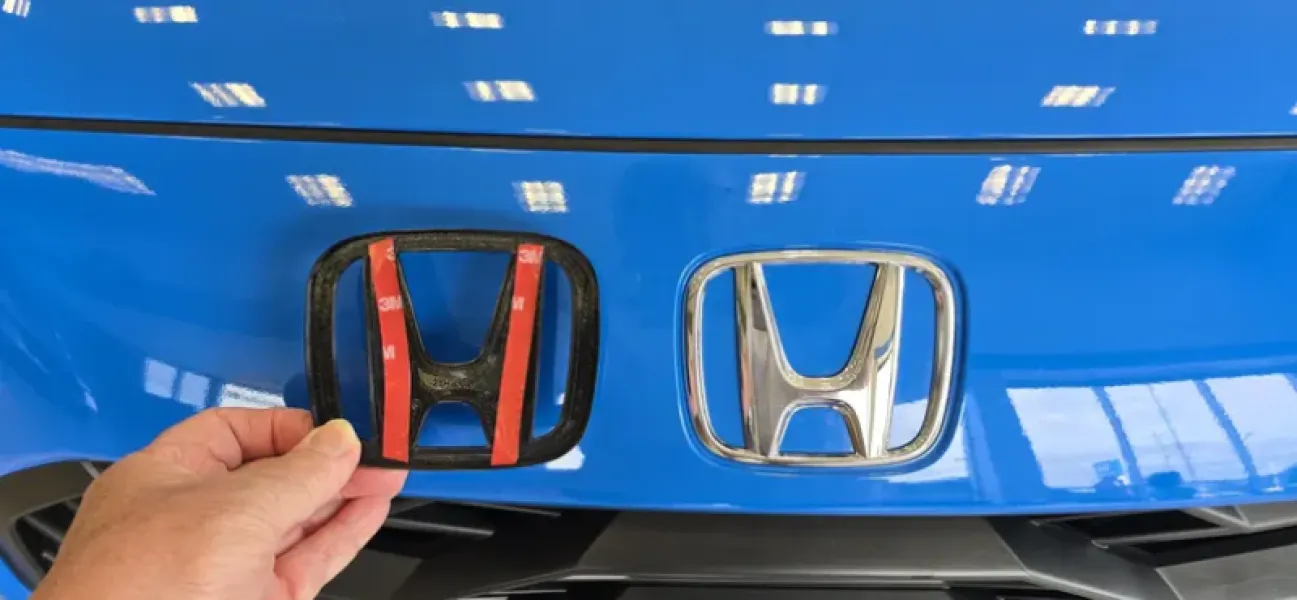 2023-26 Honda HR-V gloss black 3D "H" and HR-V 3D overlays.