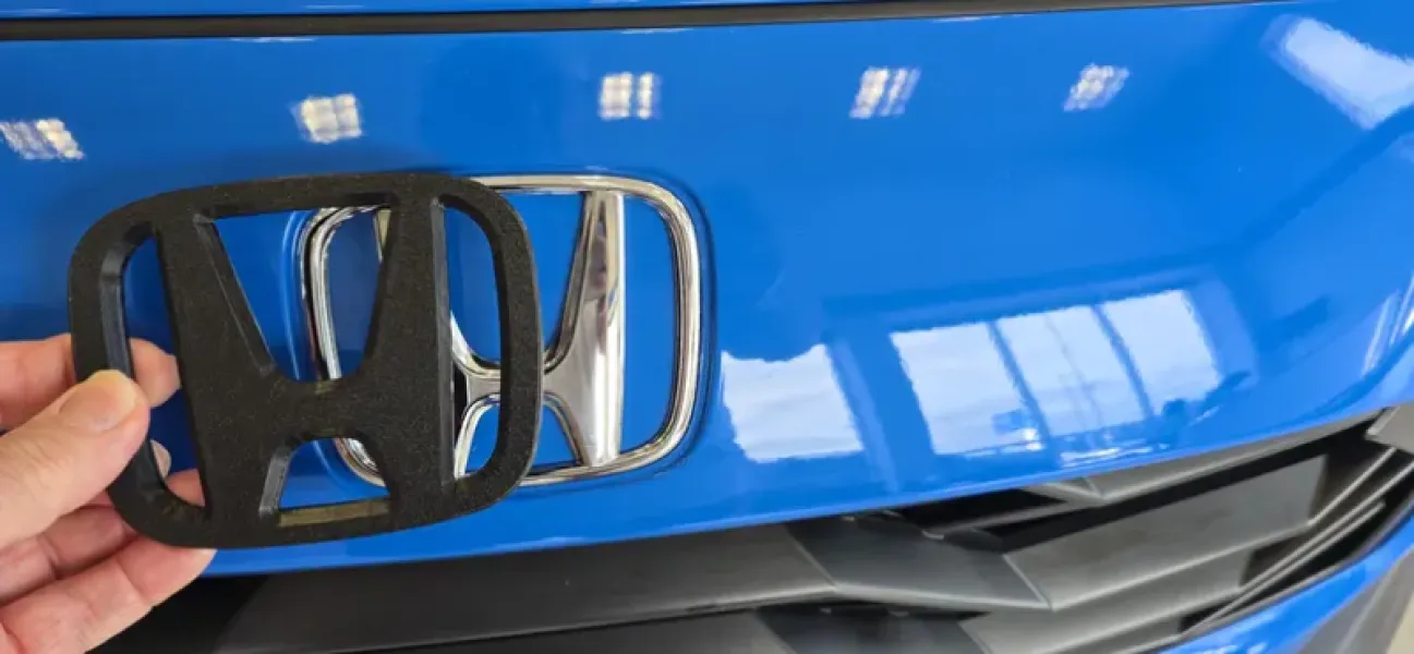 2023-26 Honda HR-V gloss black 3D "H" and HR-V 3D overlays.